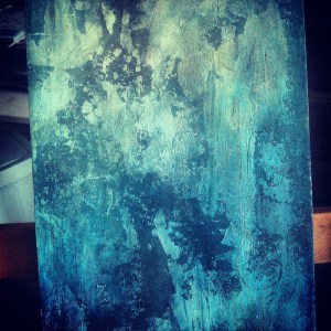 Dyma arbrofi ar fwrdd gyda phaent dyfrlliw a 'gesso' fel haen cyntaf.